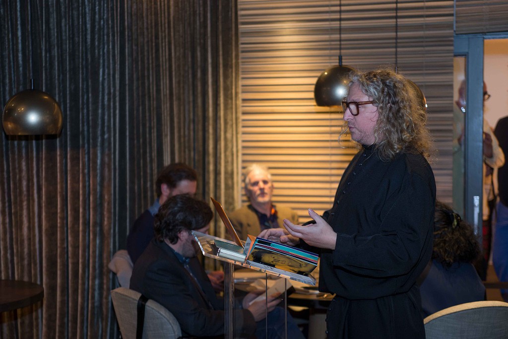 GELINAZ HQ 2016-142 O padre Joe Warwick explica o evento aos fieis.jpg GELINAZ HQ 2016-142 O padre Joe Warwick explica o evento aos fieis.jpg